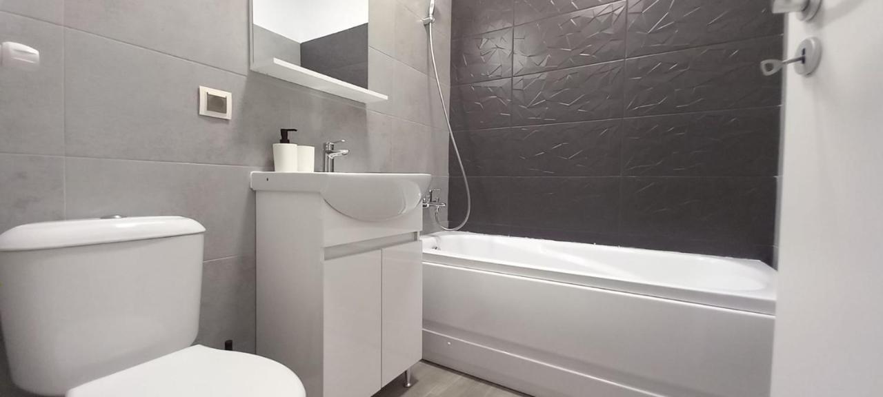 Modern 1Br Apartment With Wifi, Parking And Self Check In Bukarest Eksteriør billede